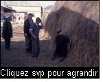 Le paysan est surpris que l’équipe de monitoring évalue si soigneusement la qualité du foin. Province de Issyk Kul, Kirghizistan. 
