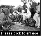 Ethiopian women around their meal. (Photo: Gudrun Schwilch, CDE)