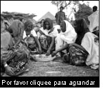 Mujeres etiopianas sentadas alrededor de su comida. (Foto: Gudrun Schwilch, CDE)