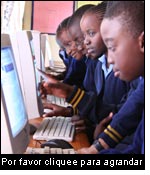 El éxito en el uso de las tecnologías de la información y las comunicaciones requiere esfuerzos considerables en materia de educación. Alumnos de la escuela secundaria Rhodes Park, en Zambia, participan en un Círculo Global de Aprendizaje de Proyectos para Adolescentes. (Foto: IICD, www.iicd.org/photos (licencia de Creative Commons))