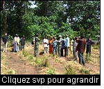 Echange entre la communauté de Samanko et les participants concernant les opportunités et contraintes du Marché Rural de Bois dans le village de Samanko. (Photo : James Gasana, Intercooperation, 2008)
